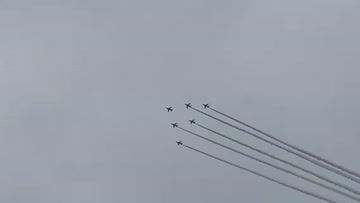 東京の空にブルーインパルスの軌跡 注目の空の写真 ウェザーニュース