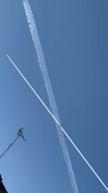 飛行機雲「X」出現 注目の空の写真 ウェザーニュース